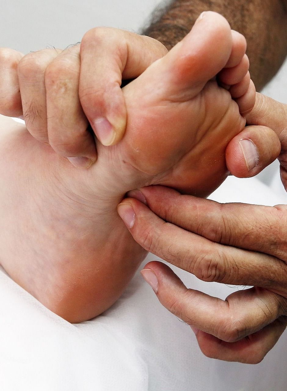 foot-reflexology-3781174 1920