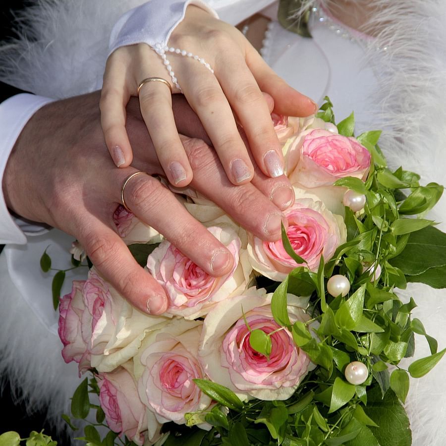 alt-text bride-and-groom-2157260