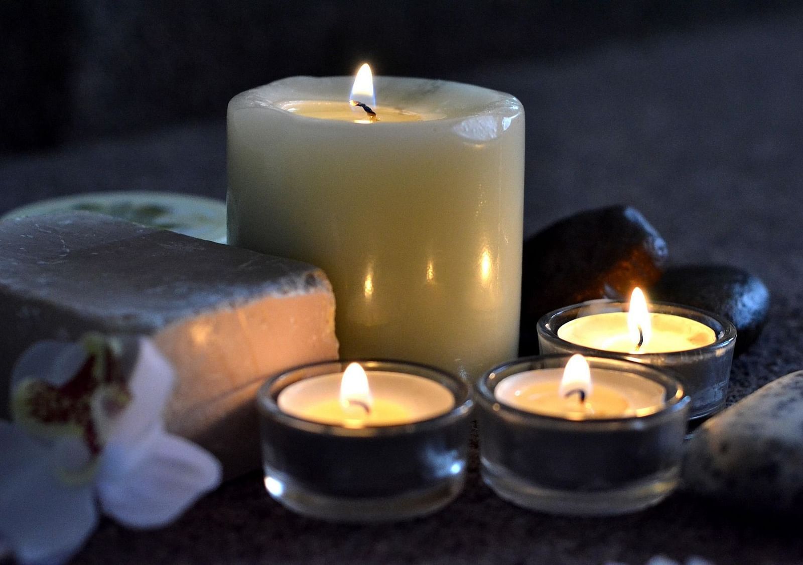 candles-2803444 1920