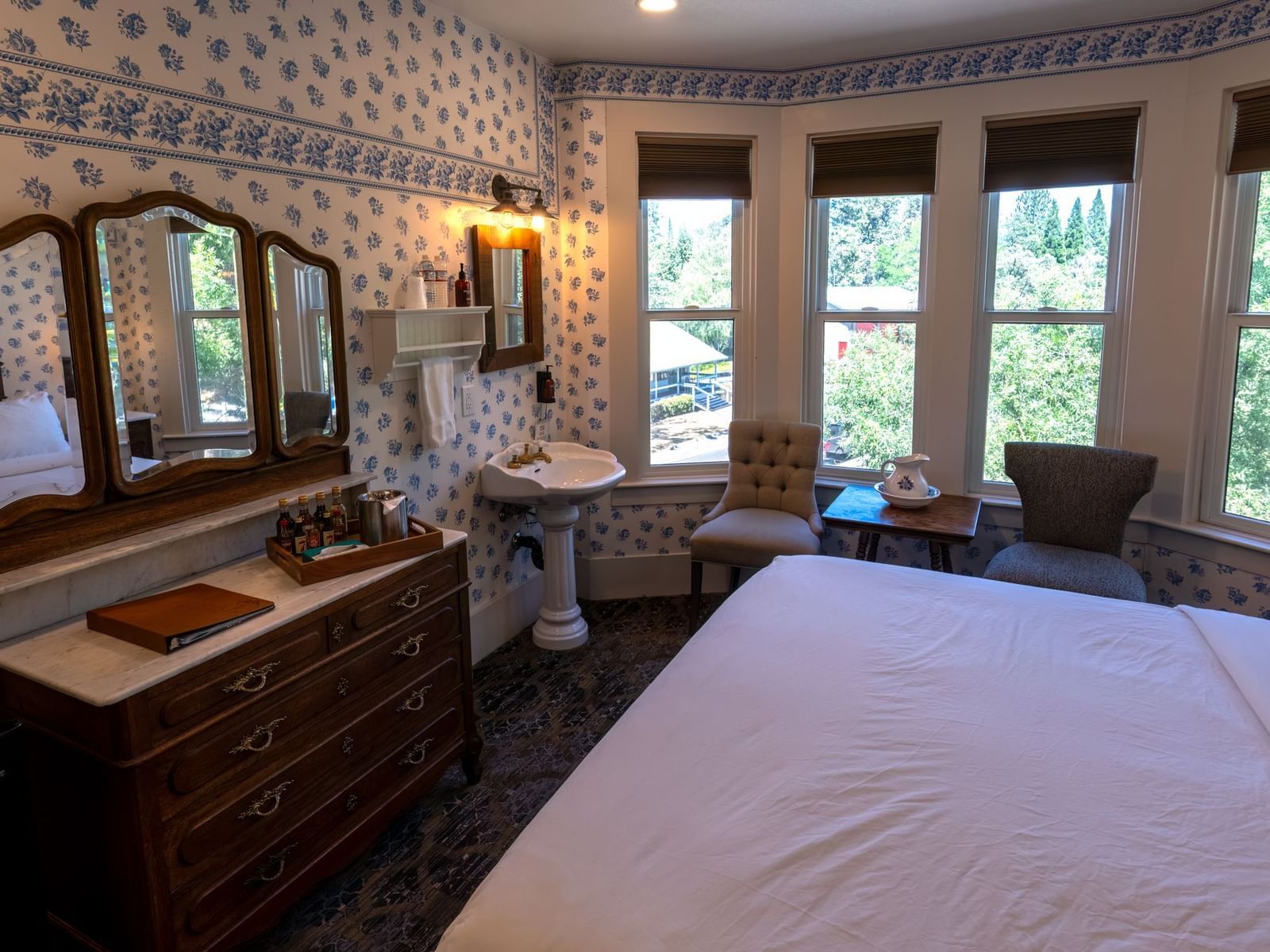 GH Lyles Room Bed
