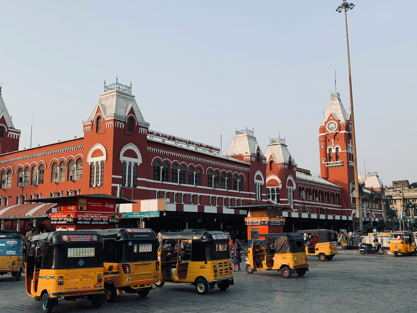 A far out view of Chennai Pattaman with numerous auto's lined up nearby, as seen during the day.