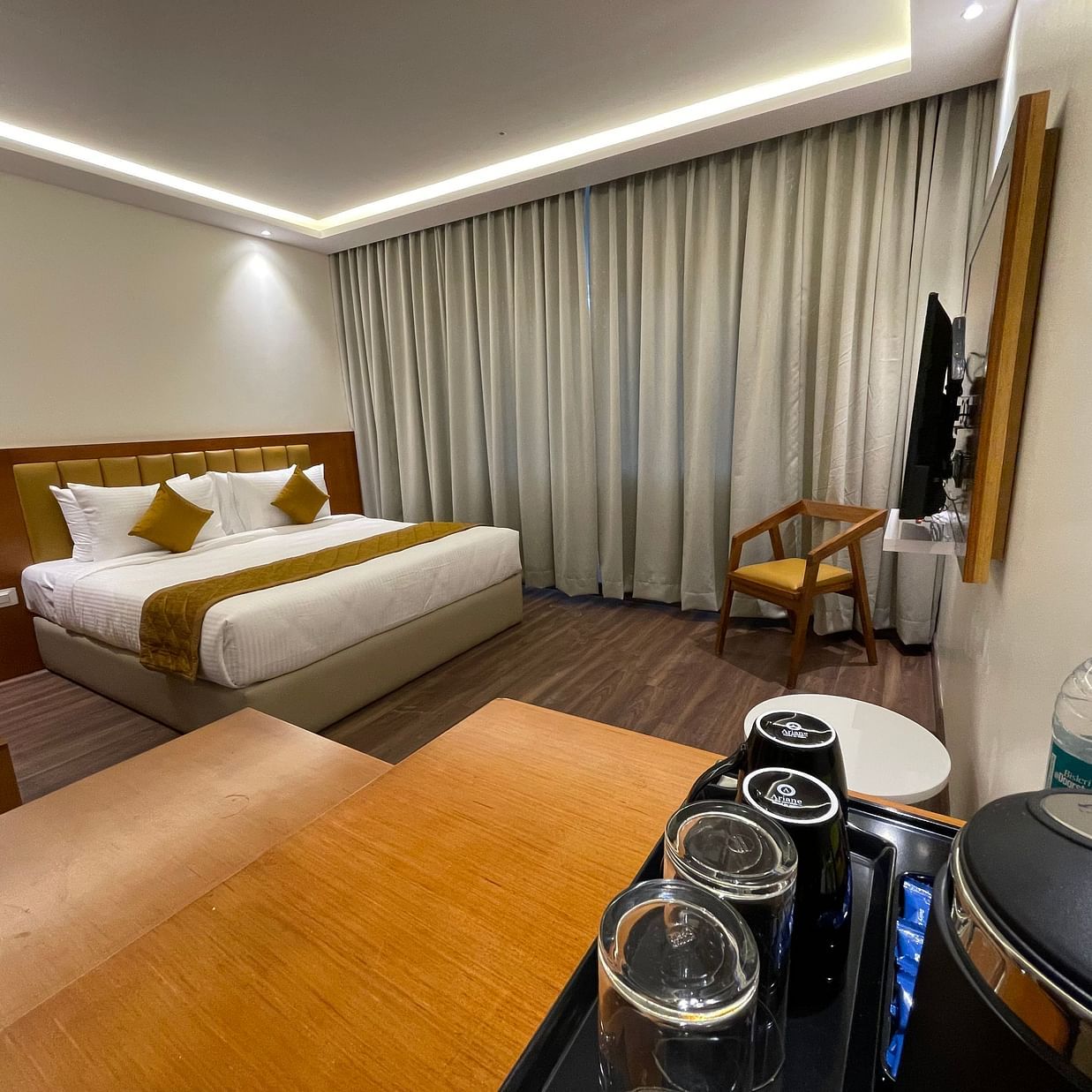 Room with a king size double bed-  Quality Inn Rockwell Grand