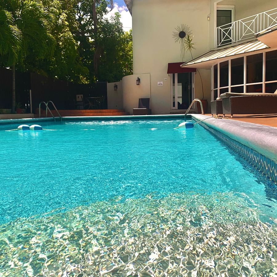 alt-text pool foot level
