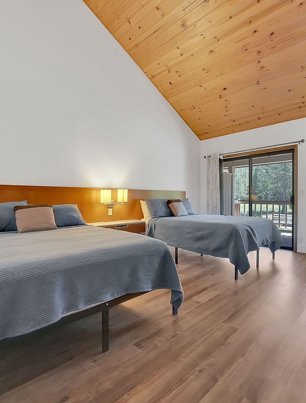 A view of a room at Amador Hotel with twin beds.