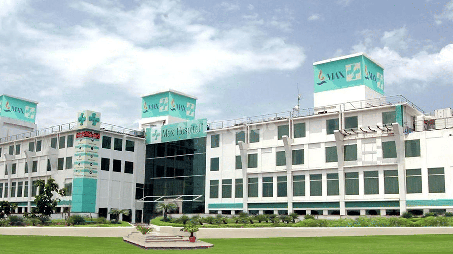 Exterior view of a modern multi-storey hospital building under a clear sky.