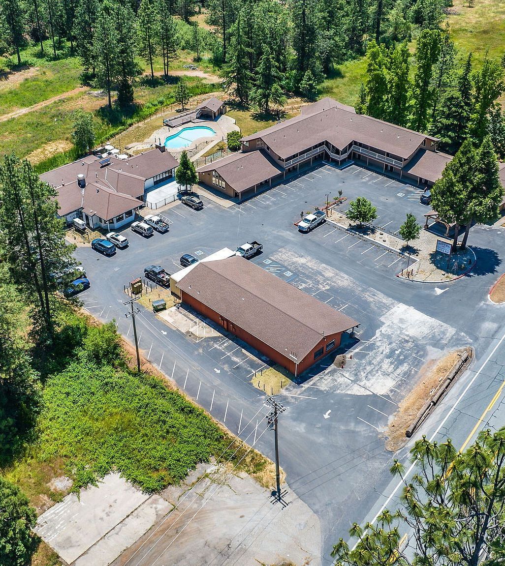 Aerial view of Amador Hotel surrounded by a forest.