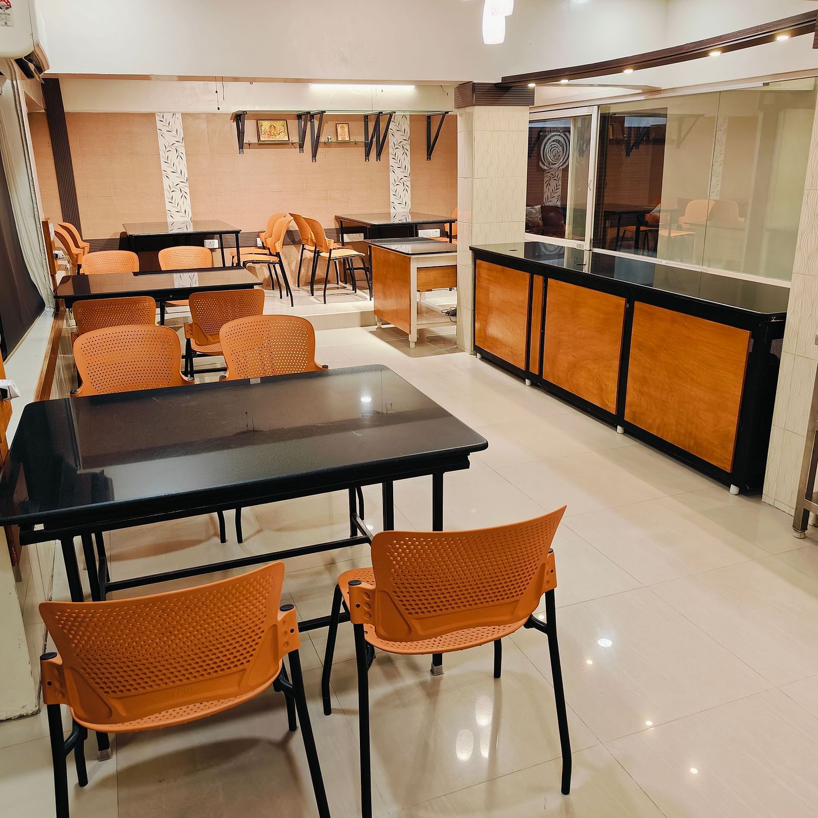 The hungerboosting dining area of the Banquet hall of Hotel Shivan, Senji