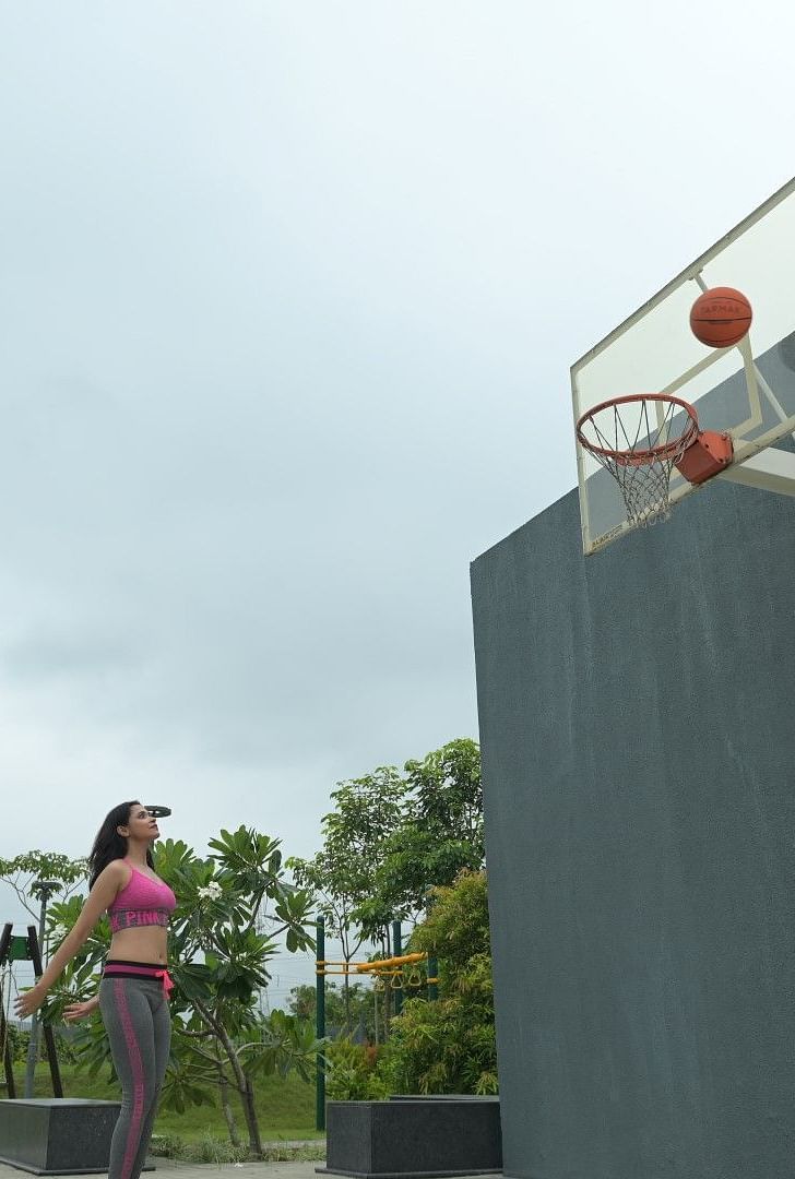 A woman playing basketball at Singalila Club