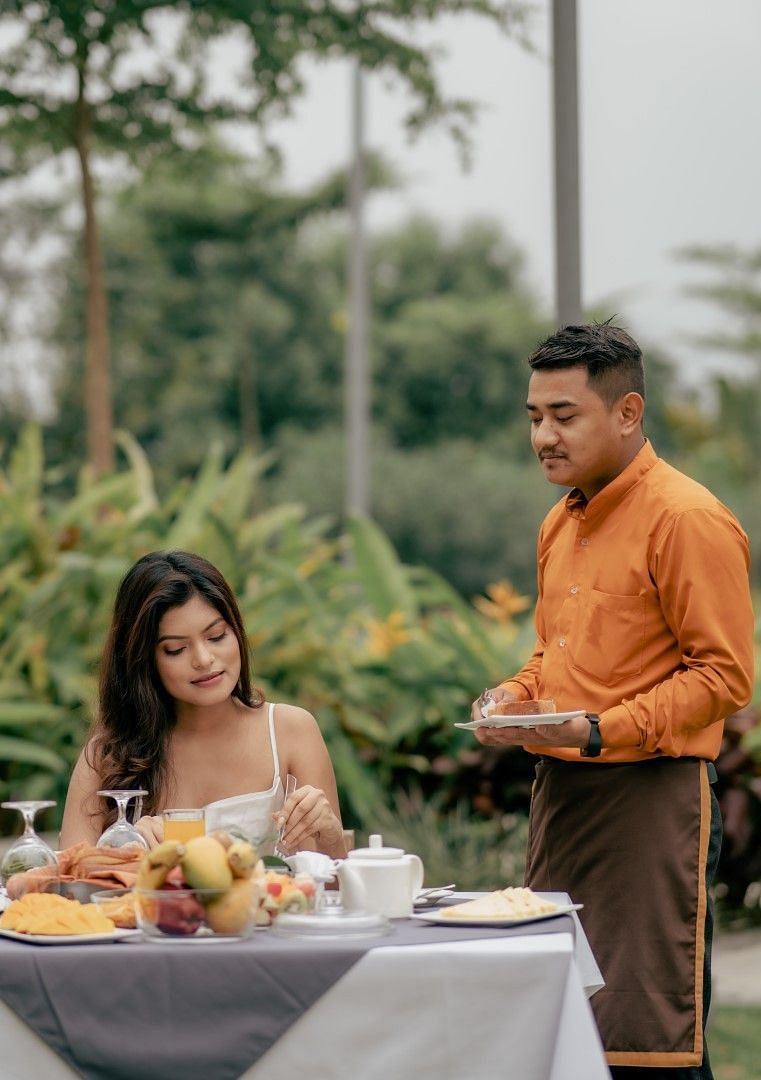A woman placing an order at the outdoor dining area of Singalila Club