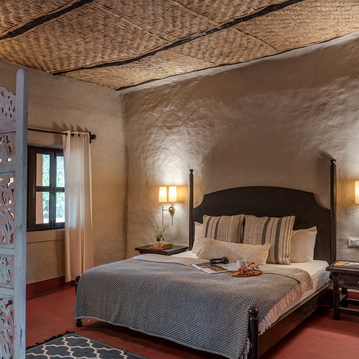 King size bed in Mud House Suite at Saccharum Safari Lodge, Balaghat