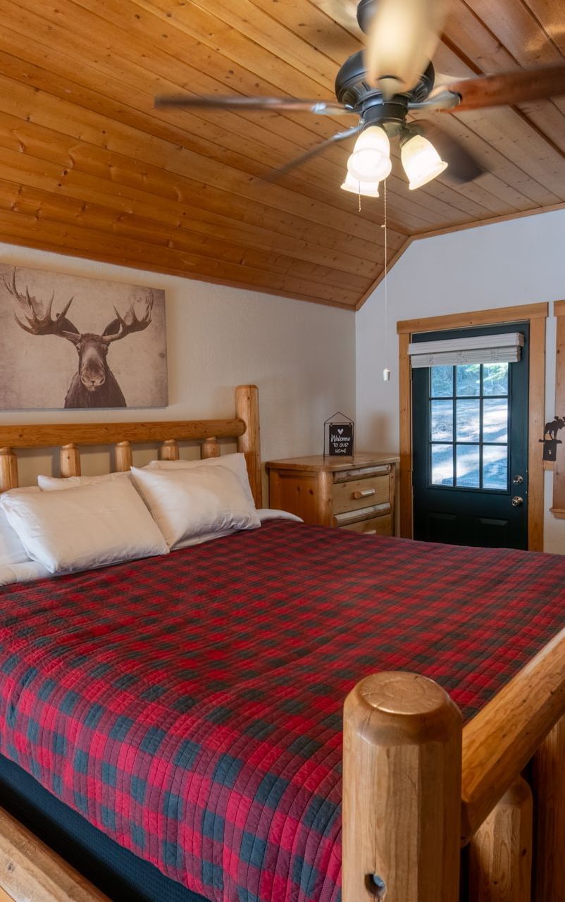 SLVH Honeymoose Cabin Bed