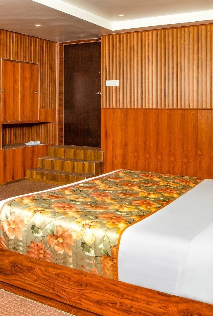 A side view of a bed in a room | Summit Oakden Resort & Spa, Mall Road