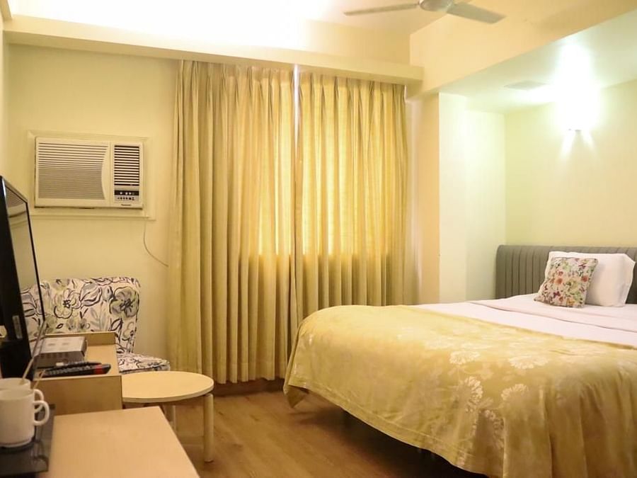 Standard Room with king size bed and TV at Hotel Diplomat