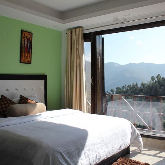 a king size bed offered at the deluxe room - Silverpine Apartments & Homestay, Mehli 3