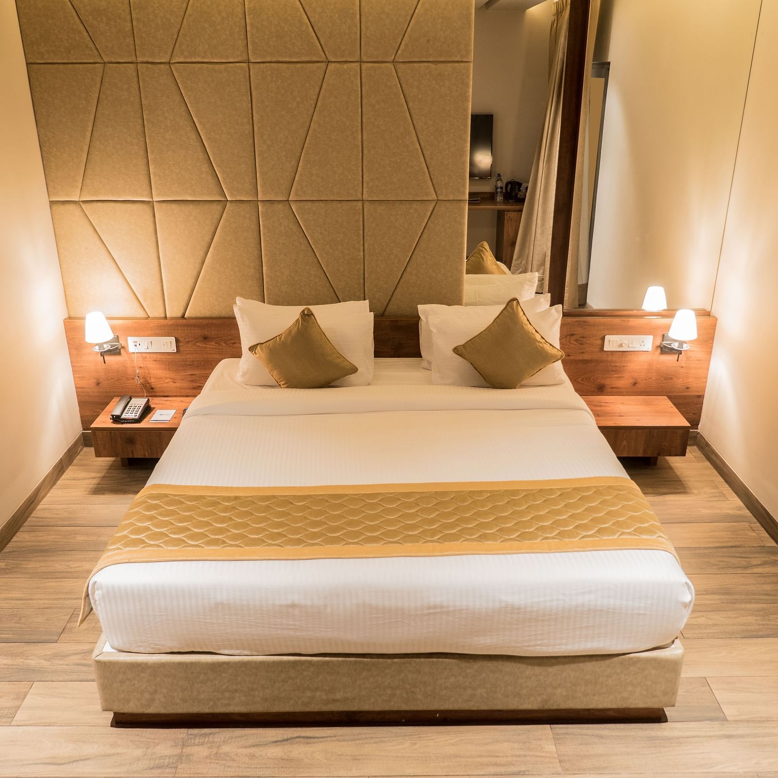 king size bed of Queen Suite Room at Cholaa Dynasty, Kumbakonam