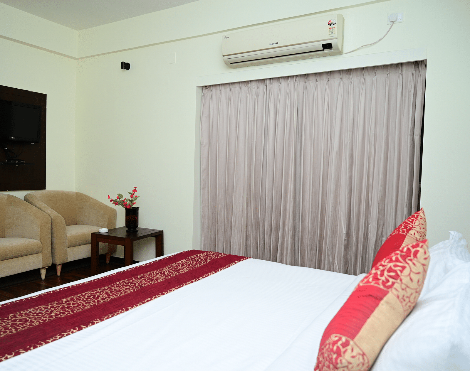 Image of a bed and two sofas at the Executive Suite at Sterling Keys by TGI
