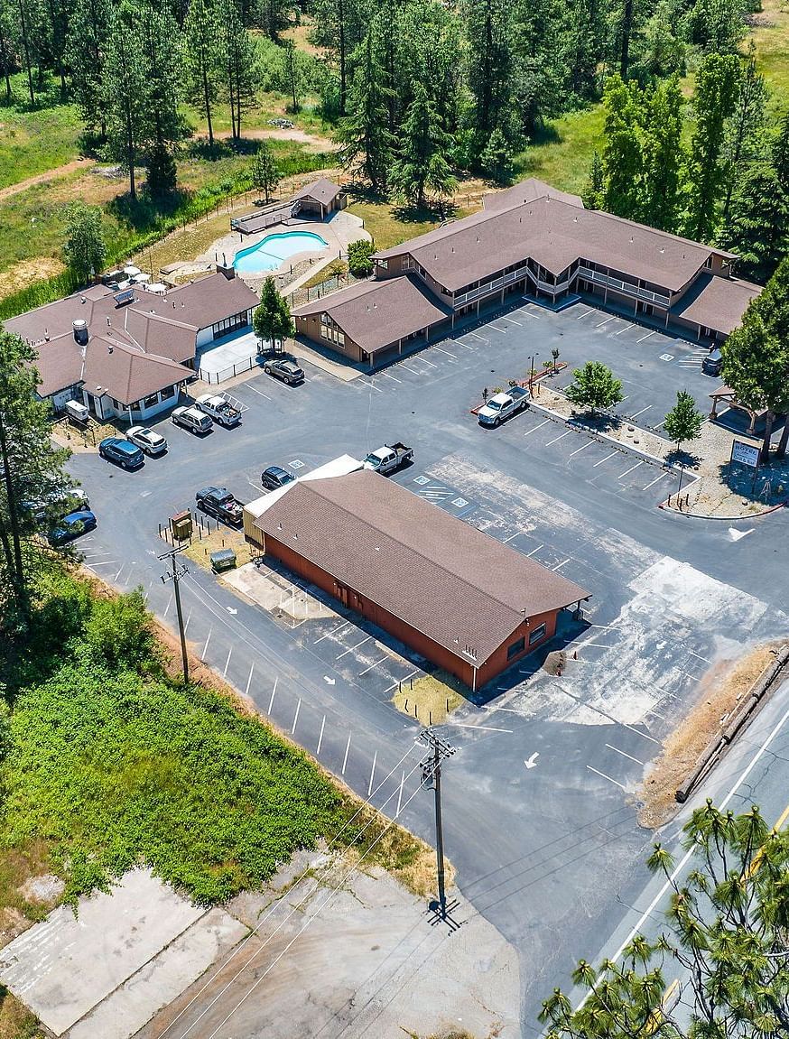 Aerial view of Amador Hotel surrounded by a forest.