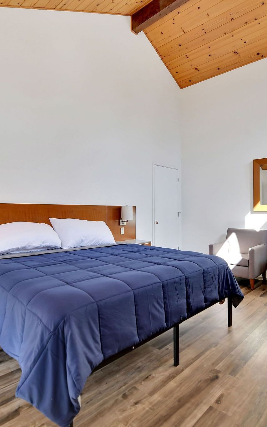 A view of a room at Amador Hotel with a double bed.