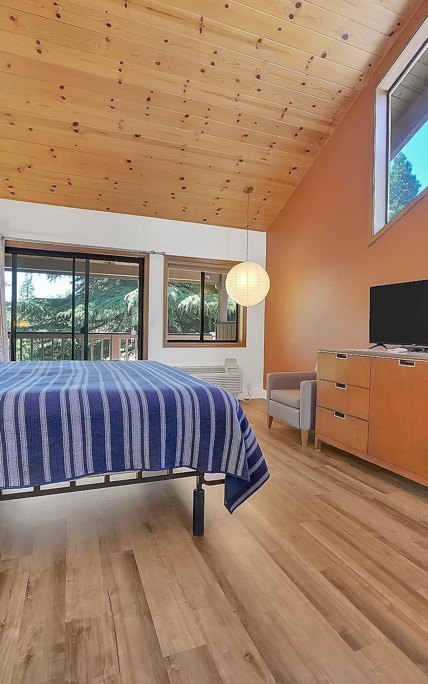 A view of a room at Amador Hotel with a double bed.