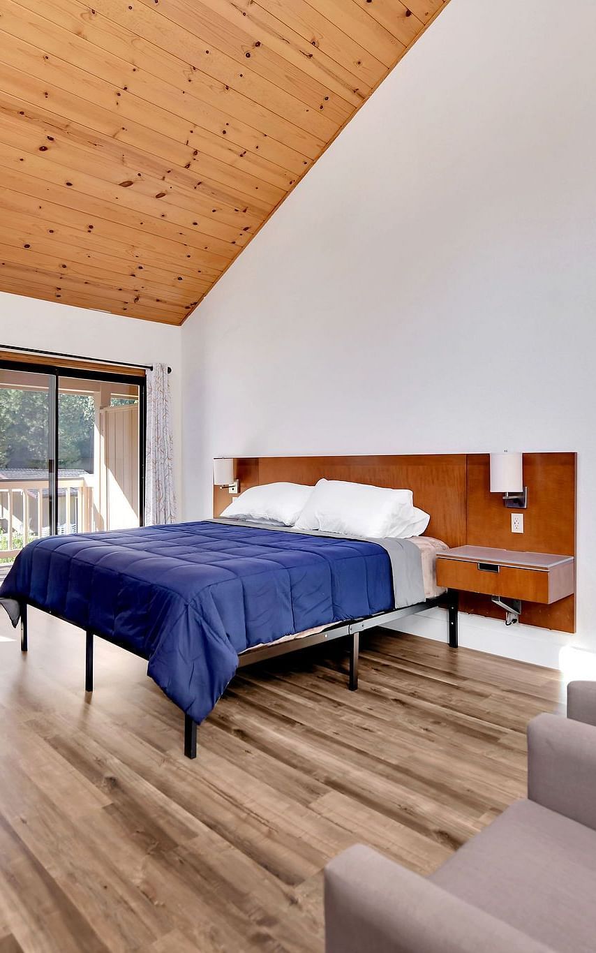 A view of a room at Amador Hotel with a double bed and sofa seating.