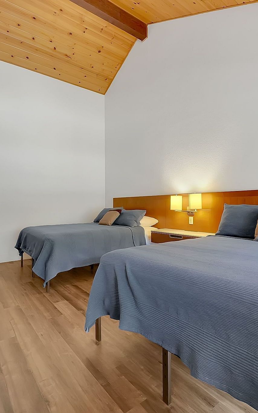 A view of a room at Amador Hotel with twin beds.