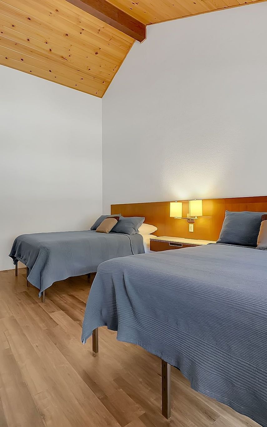 A view of a room at Amador Hotel with twin beds.