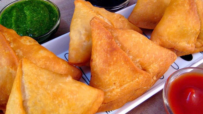plate of samosas and chutney