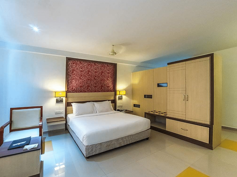A cosy Studio Suite room with a plushy bed, wardrobe, a table at Hotel SRM Tuticorin, Hotel in Tuticorin 
