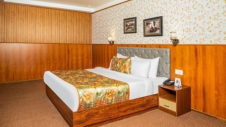 A side view of a bed that is flanked with bed lamps in a room | Summit Oakden Resort & Spa, Mall Road