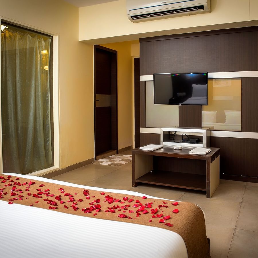 Adamo Resort Matheran - Royal Suite bedroom