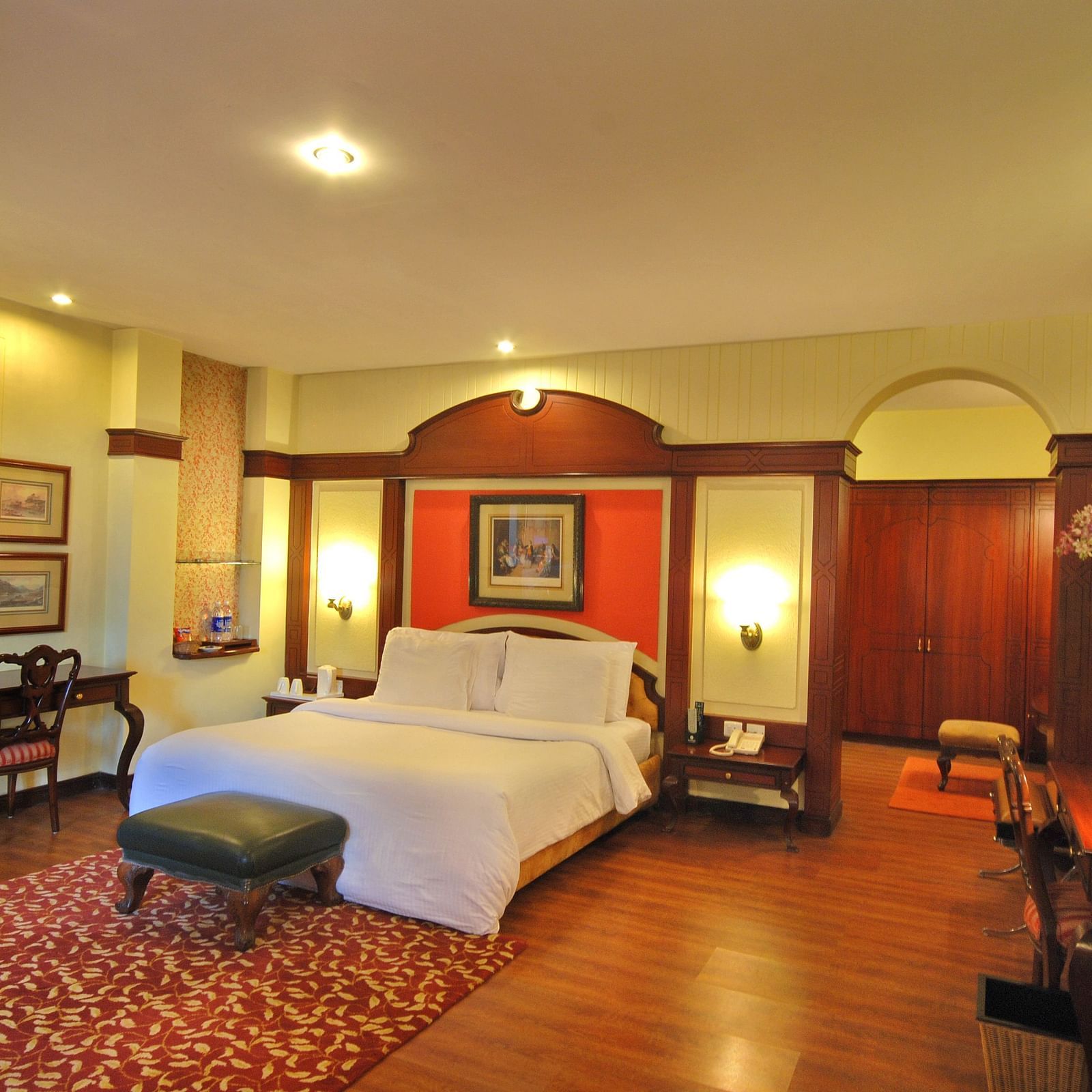 a king size bed - Mayfair Hill Resort, Darjeeling