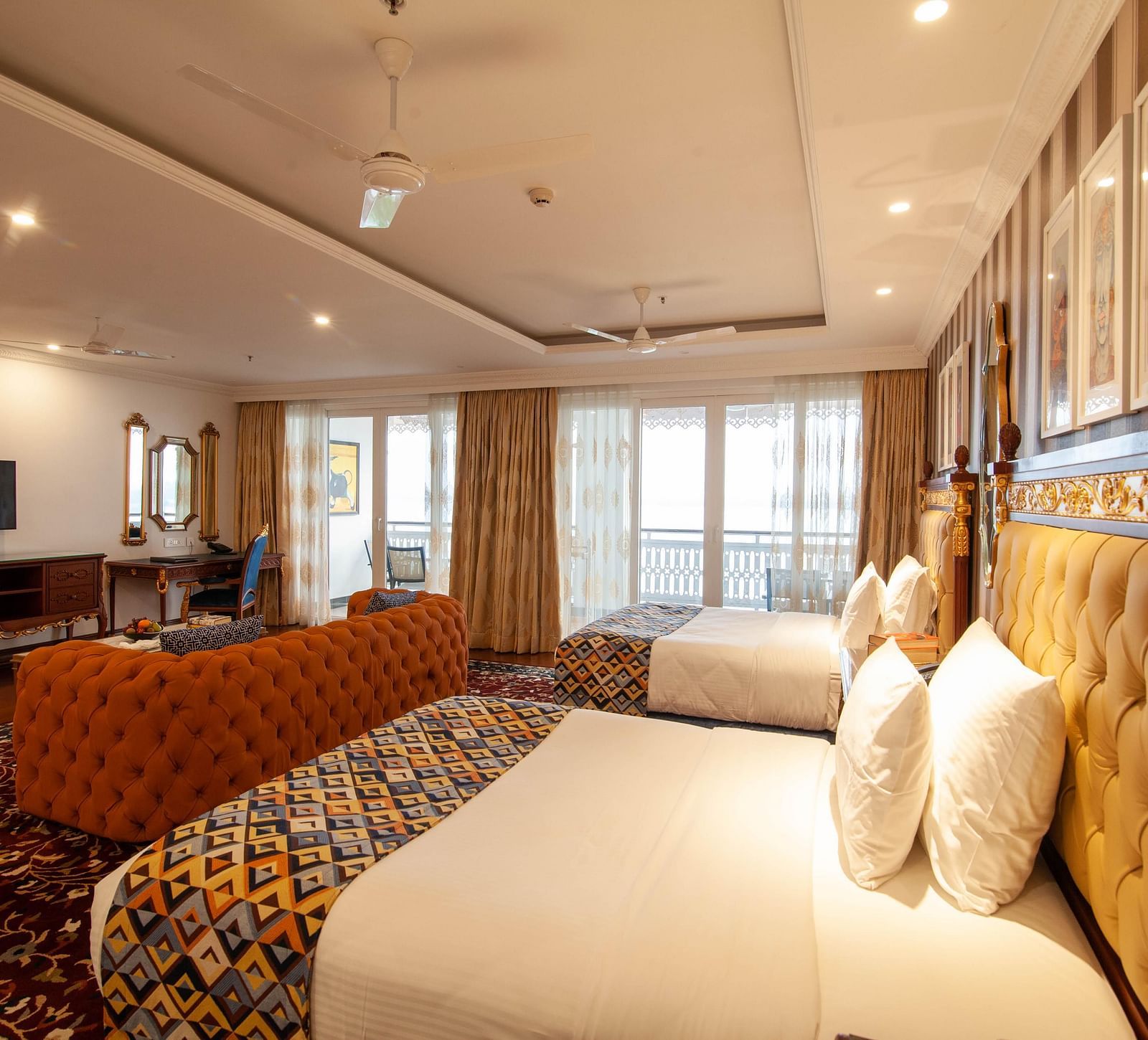 view of twin beds and a seating space - Mayfair Lake Resort, Raipur