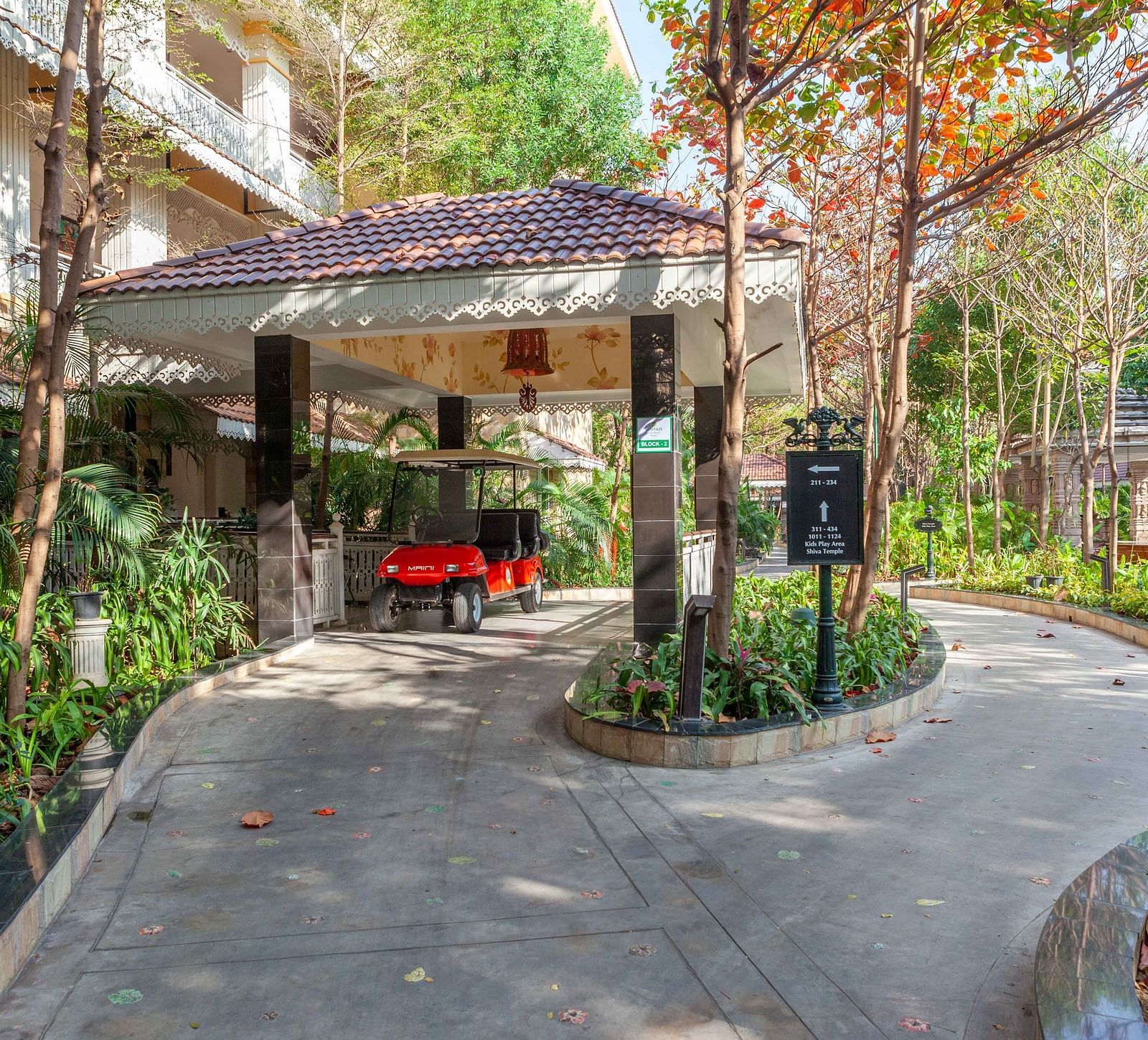 the drive through to the resort - Mayfair Lake Resort, Raipur
