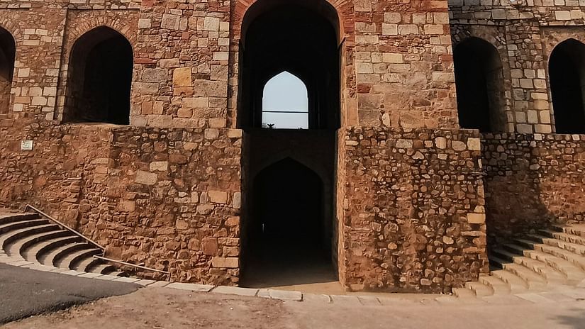 facade image of Chandragiri fort with blue sky in the background