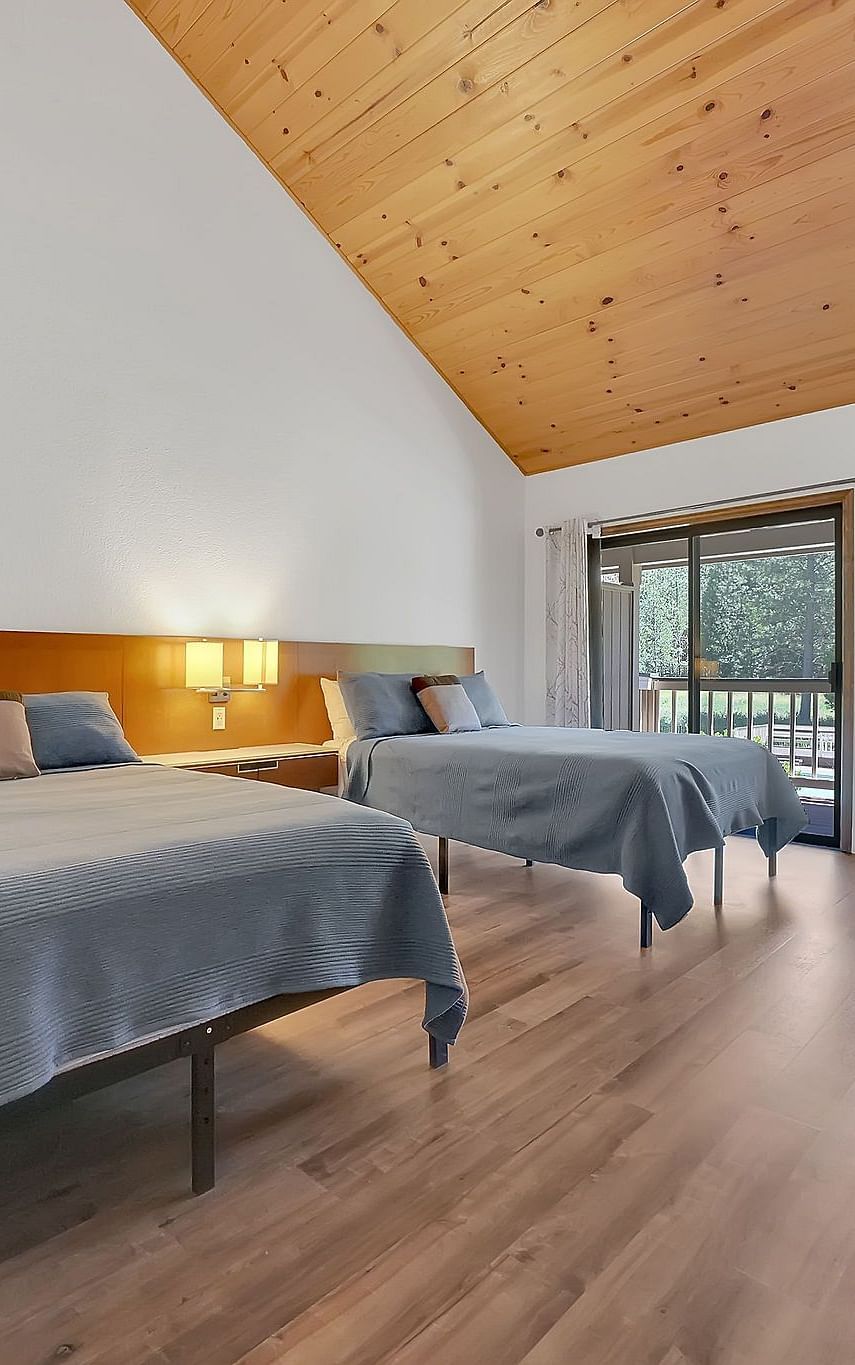 A view of a room at Amador Hotel with twin beds.