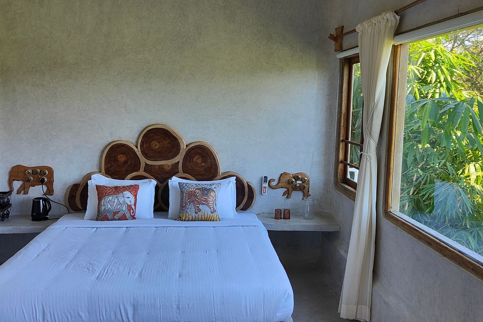 Marlin-3-. Marlin Room with king-size bed and huge windows, with a beautiful view oustide.