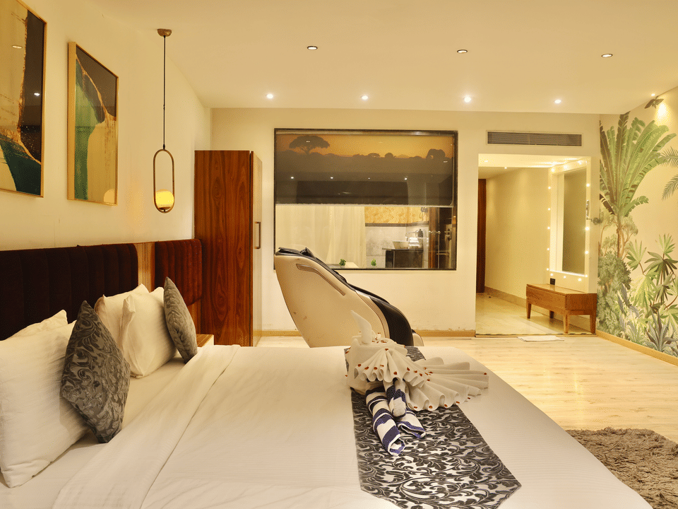 Club Suite, Bed with the mirrored dressing area beyond