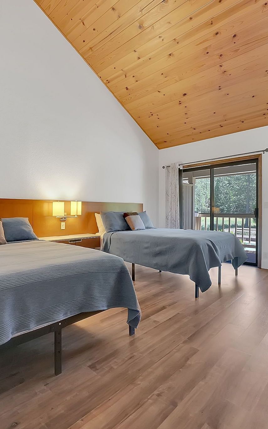 A view of a room at Amador Hotel with twin beds.