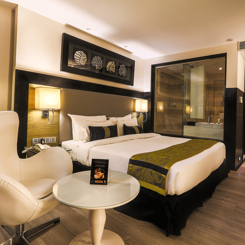 The Empresa Boutique Hotel - the king size and a sitting space beside it in the Executive Room in Andheri