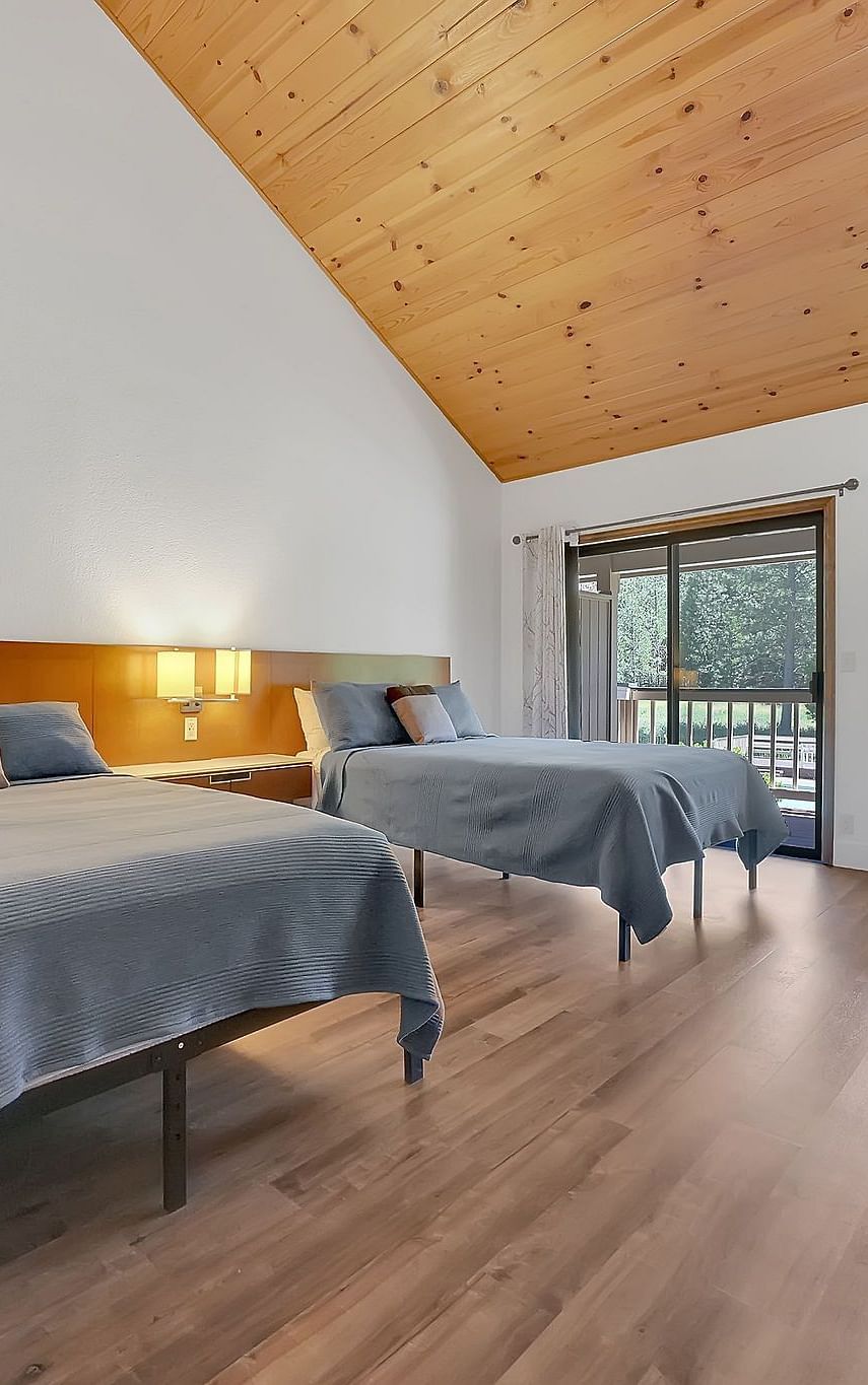 A view of a room at Amador Hotel with twin beds.