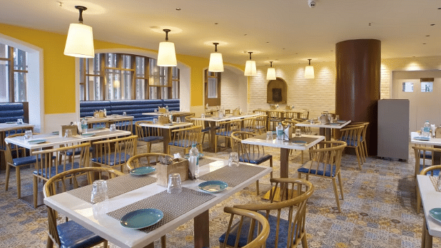 Dining arrangement in a restaurant