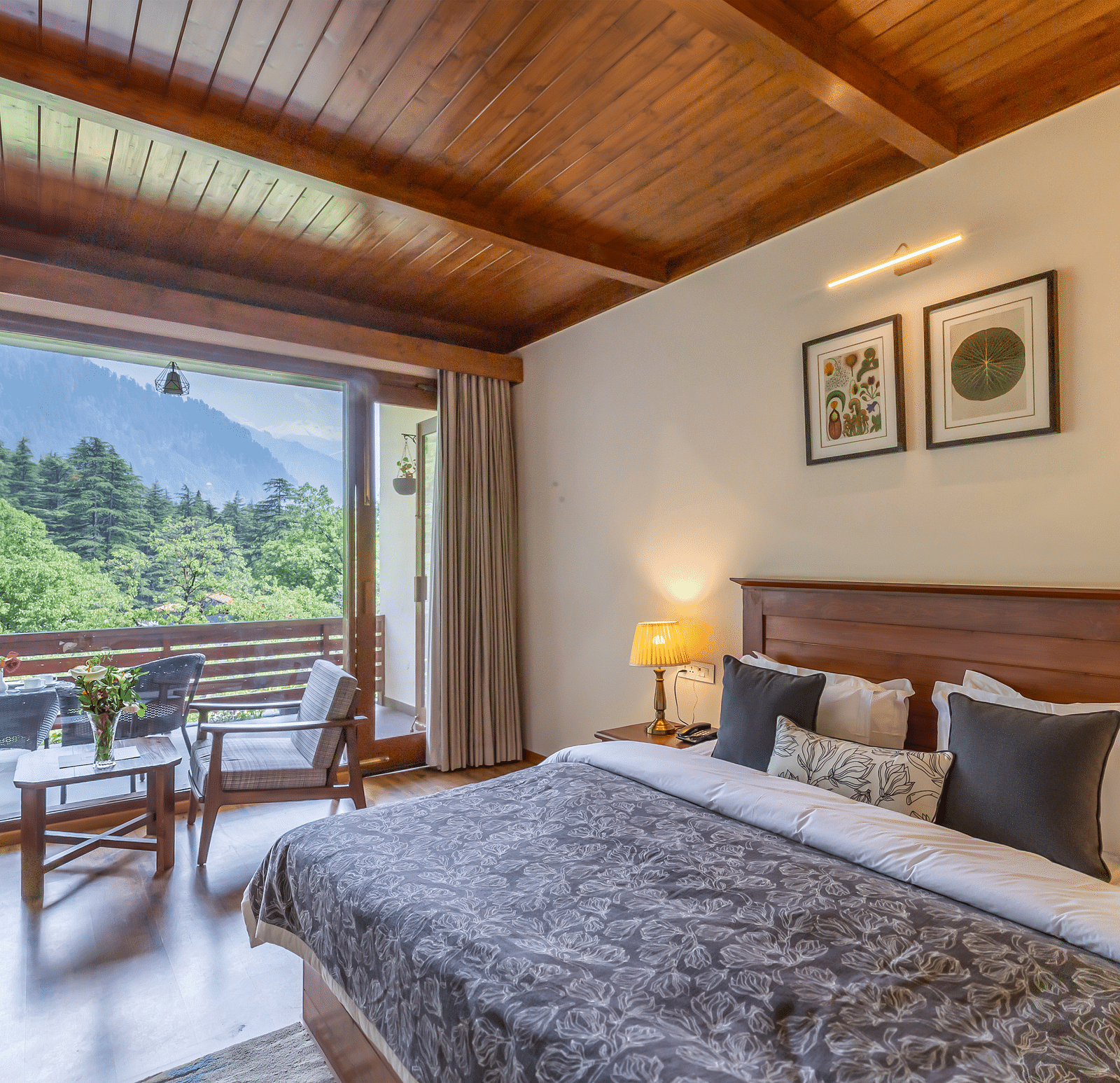 superior room with queen bed with comfortable sofas at Bedzz Xclusiv Baikunth, Manali