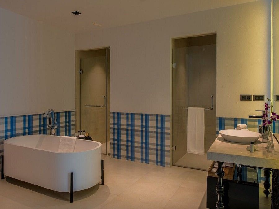 alt-text Bathroom of our hotel with bathtub in South Goa