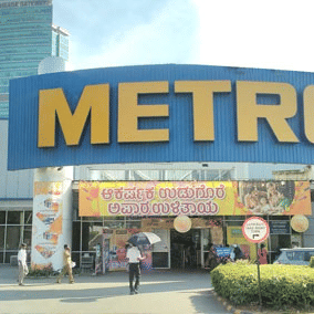 Front view of the entrance of the Metro Shopping Centre near Yeshwanthpur, Bengaluru.