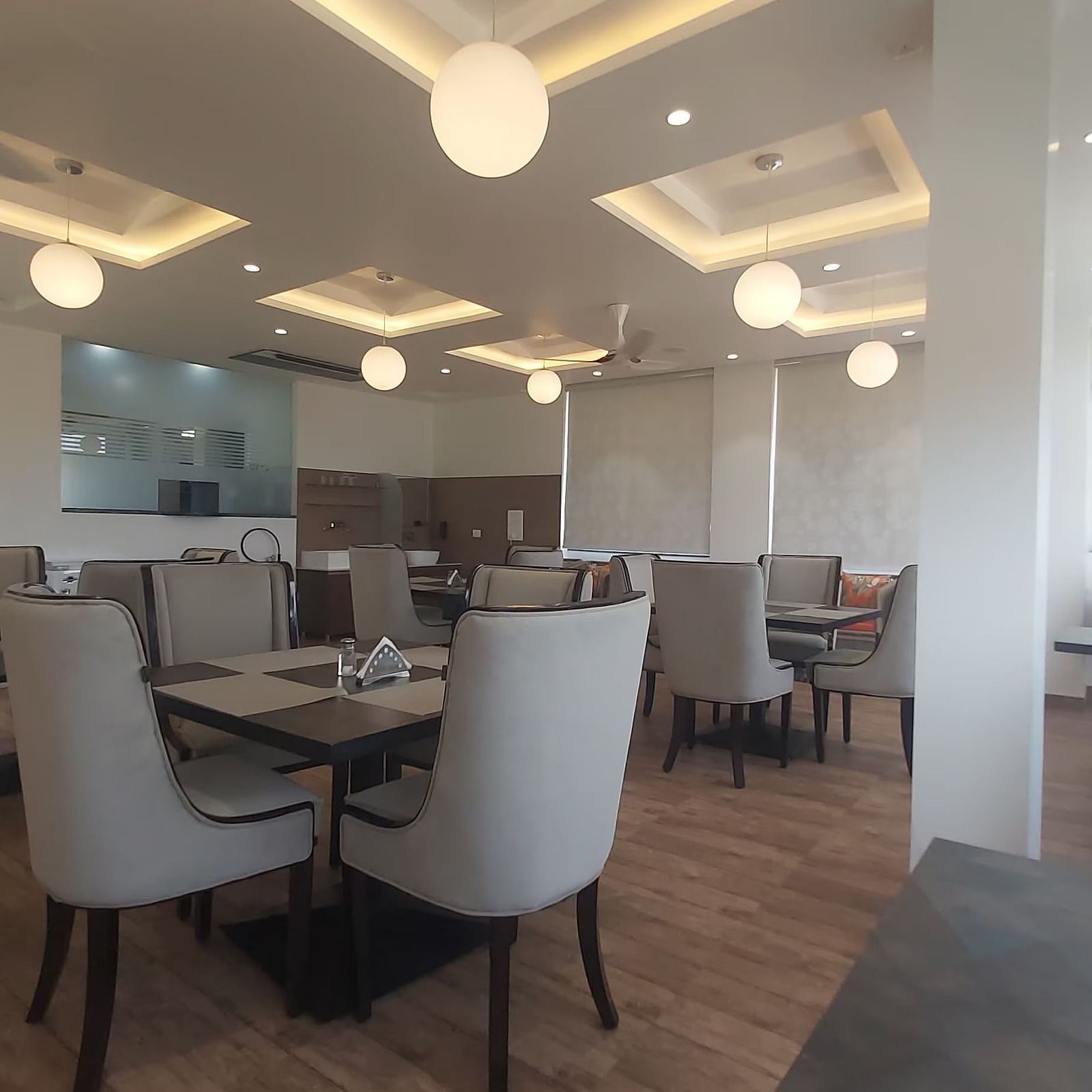image of the indoor dining area at Eminence The Corbett