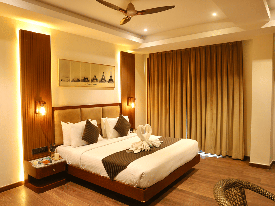 Skyline by Miraya, Premium Room, Bed with lounge seating and cove lighting