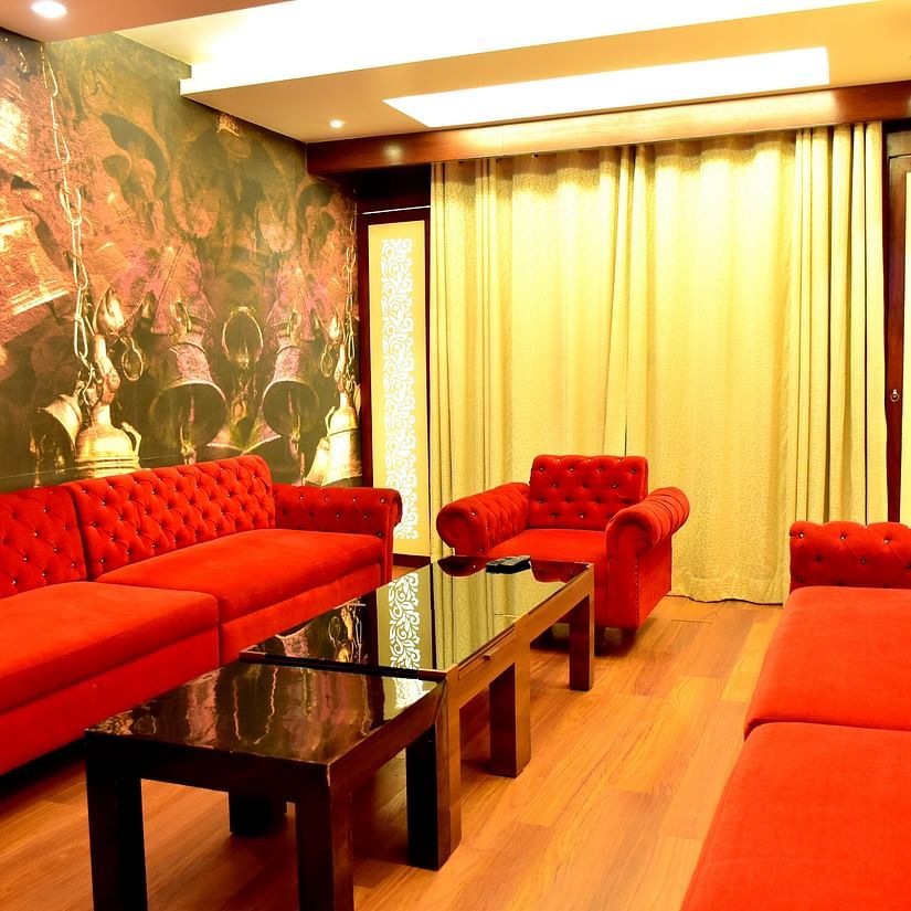 A sofa set and table in a conference hall | Hotel City Inn, Varanasi