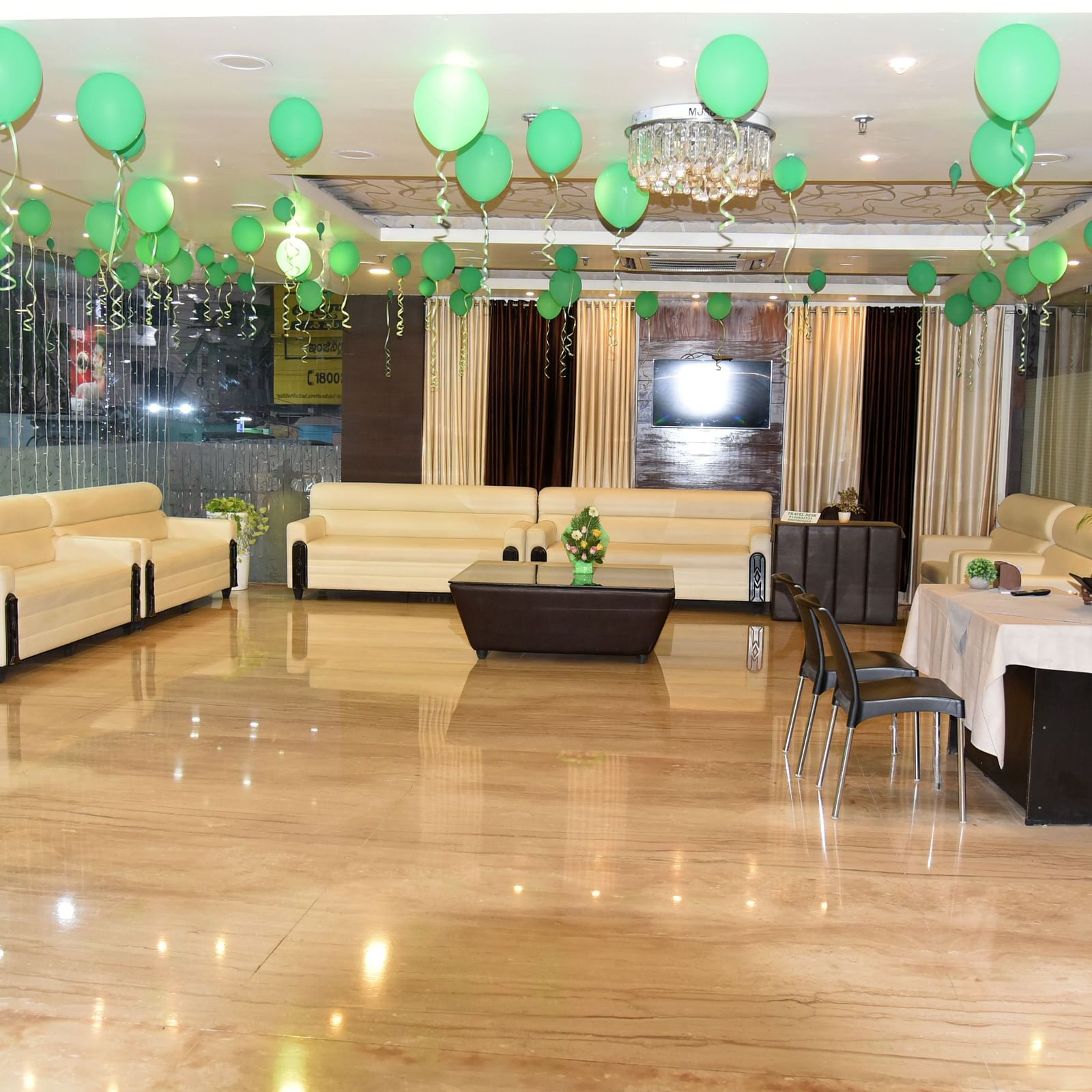 Lobby area with sofas and ballons on the ceiling at Hotel Green apple