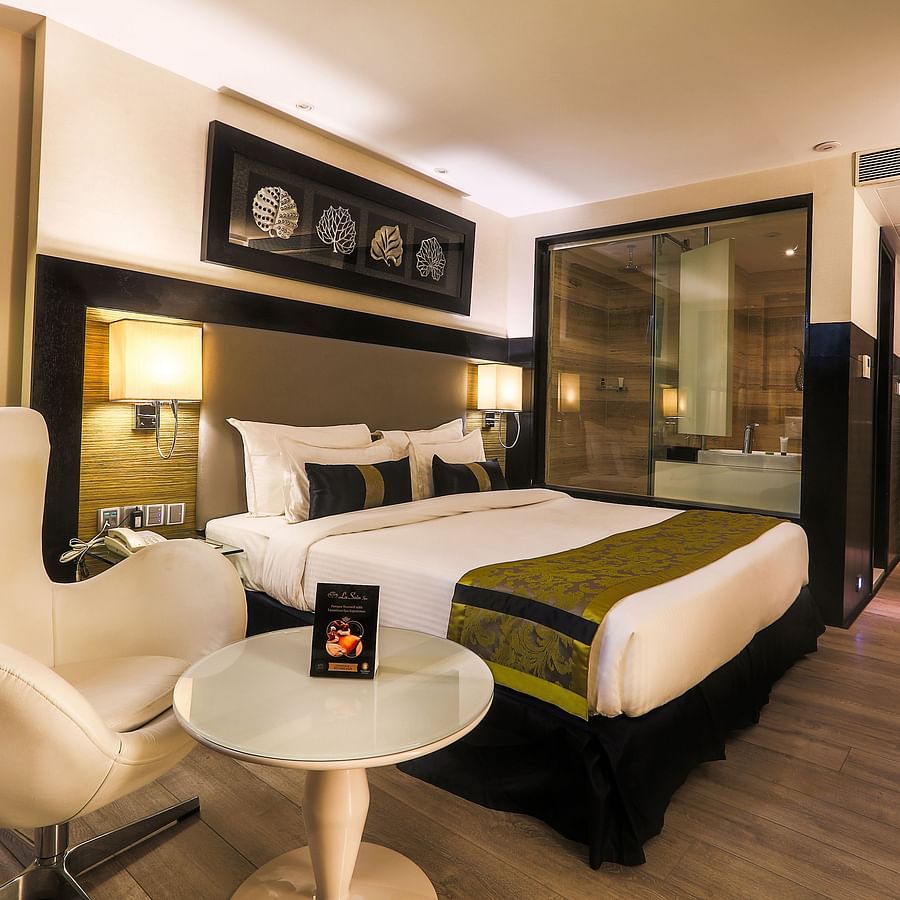 The Empresa Boutique Hotel - the king size and a sitting space beside it in the Executive Room in Andheri