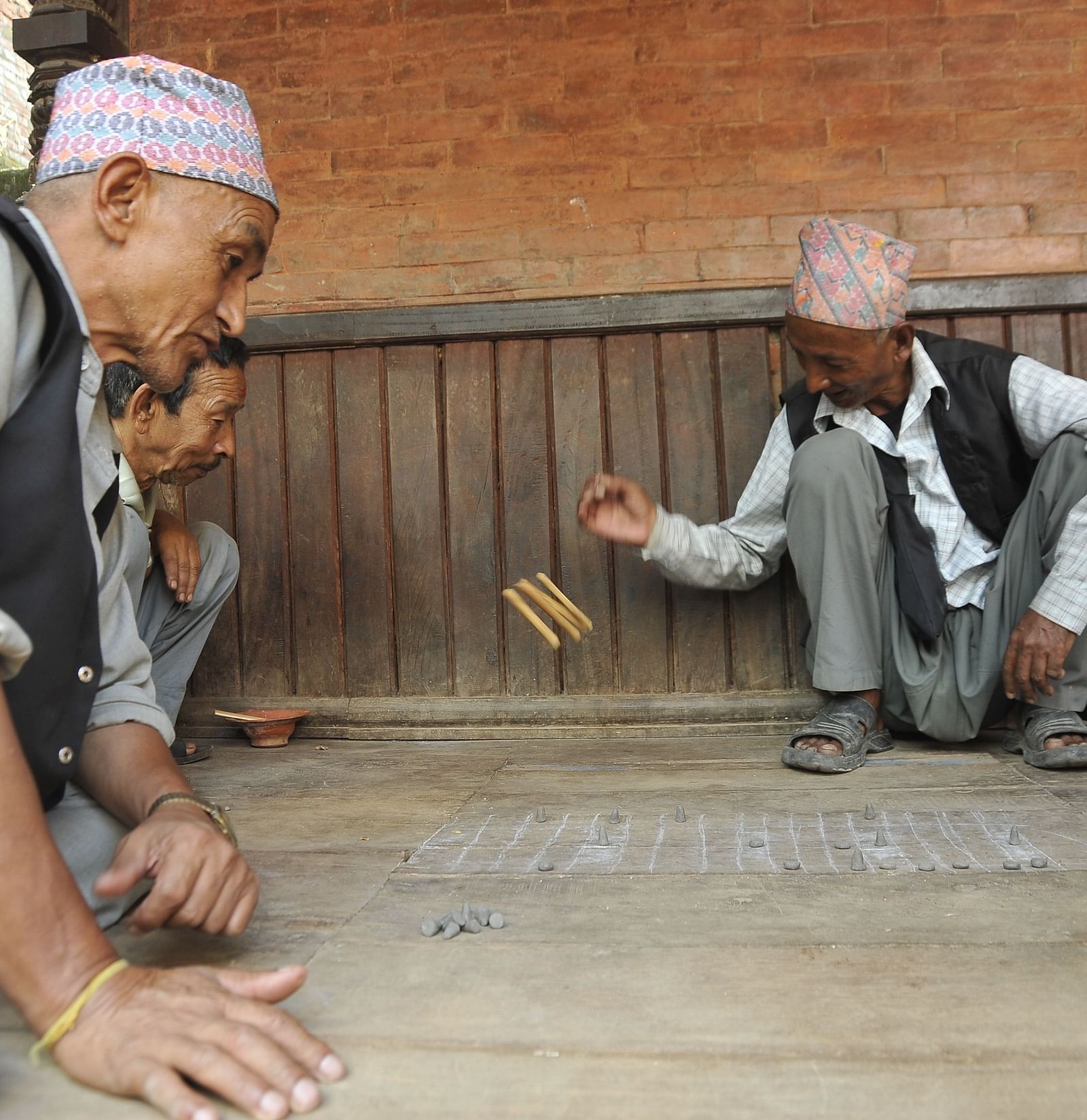 The traditional game known as Kashi Pasa is being played by the elderly.